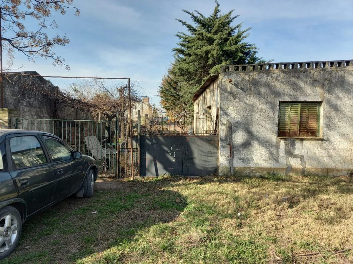 Terreno Alvear con pequeña construcción foto 2
