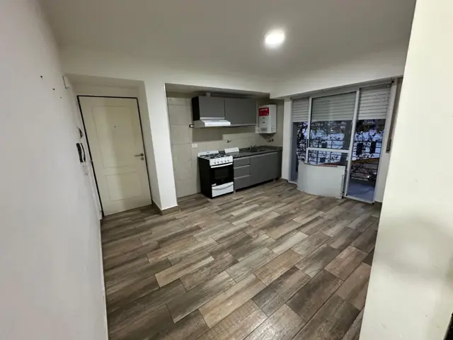 Departamento al frente un dormitorio con balcon