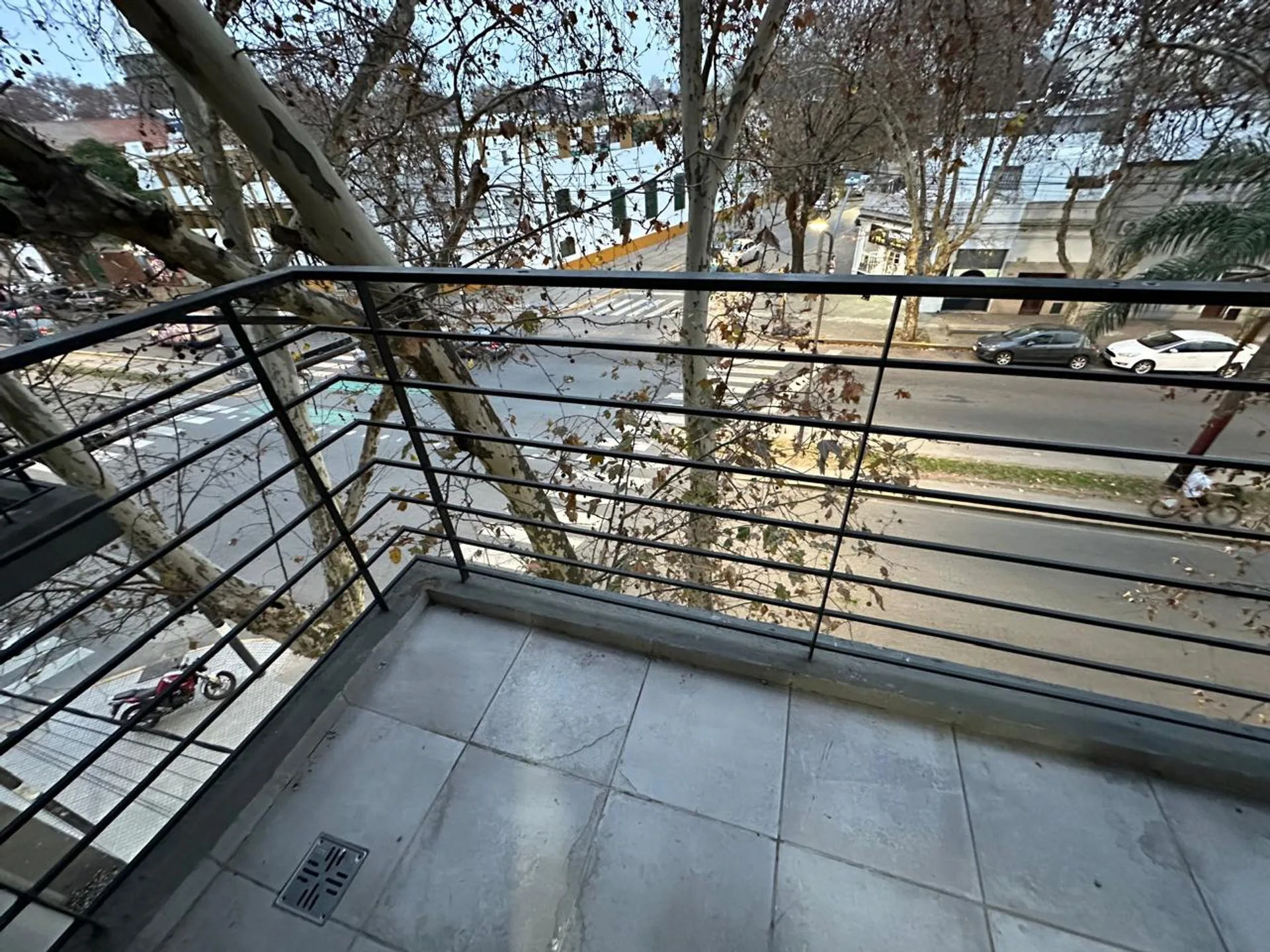 Departamento al frente un dormitorio con balcon foto 2