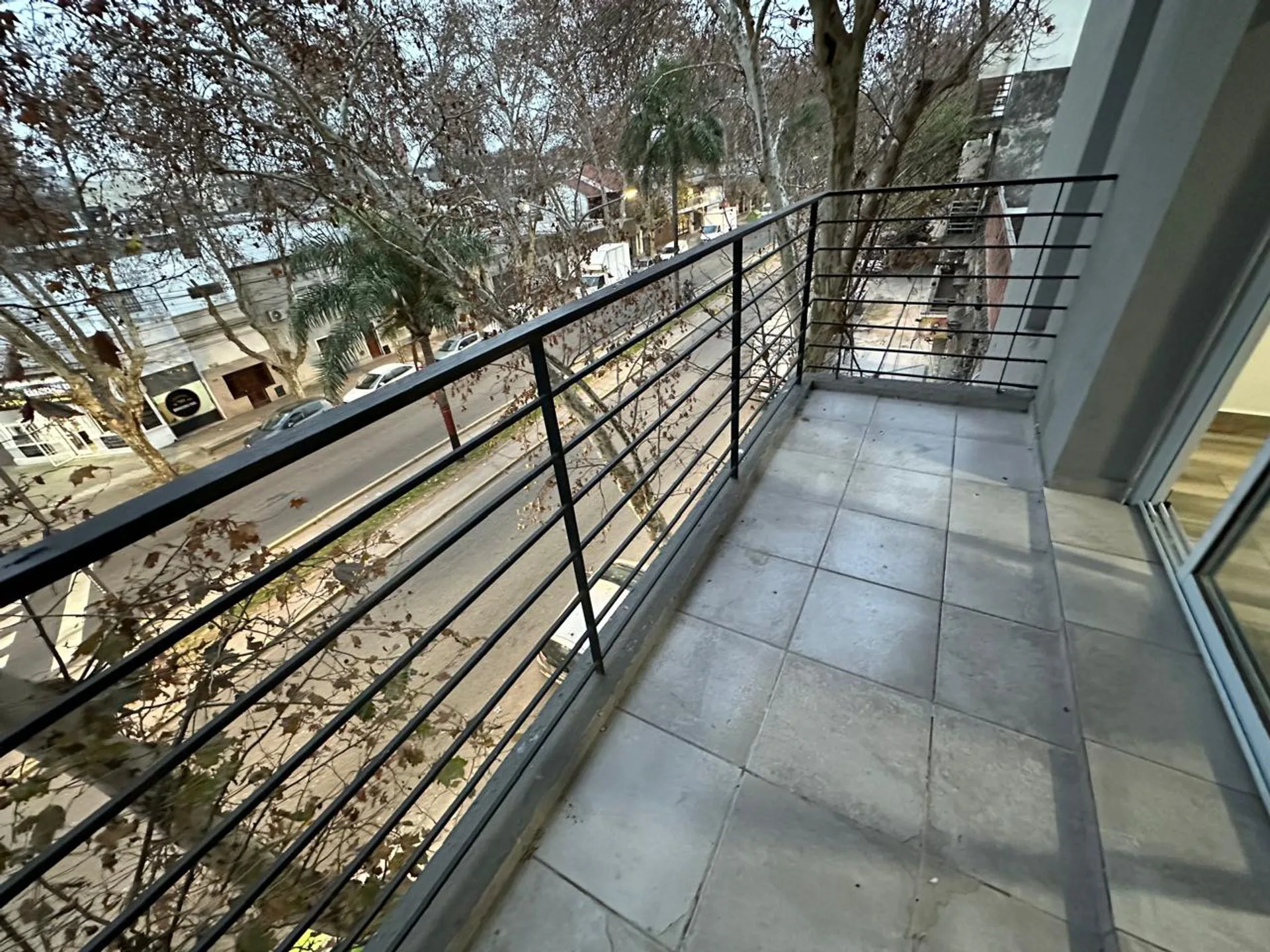 Departamento al frente un dormitorio con balcon foto 3