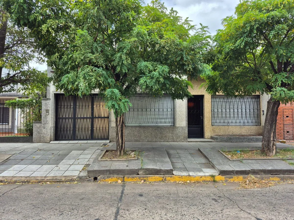 VENTA CASA 3 AMB  CASEROS COCH PATIO LOTE PROPIO foto 2