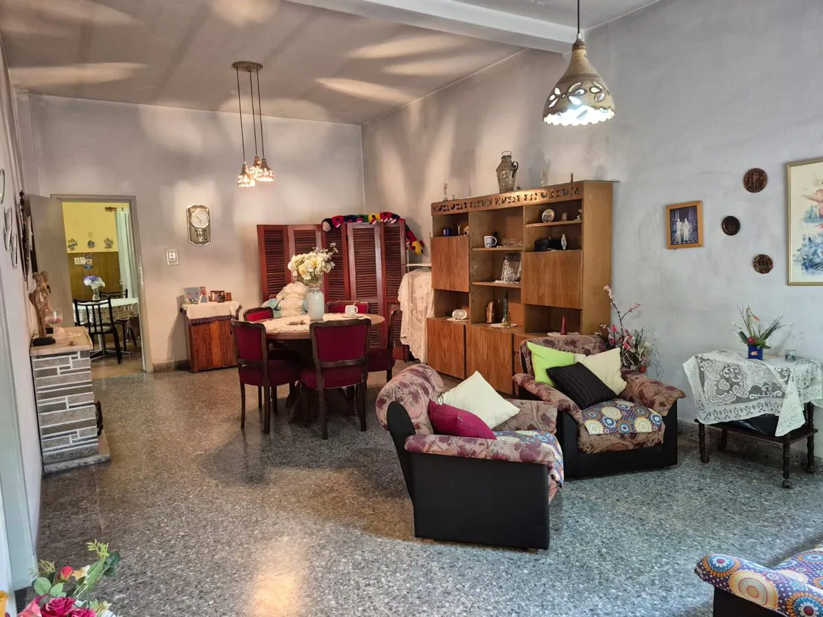 VENTA CASA 3 AMB  CASEROS COCH PATIO LOTE PROPIO foto 3