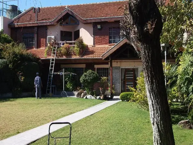 RESIDENCIA EN EXCELENTE UBICACION Y ESTADO IMPECABLE CONSTRUCCION.
