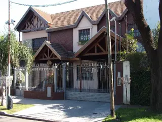 RESIDENCIA EN EXCELENTE UBICACION Y ESTADO IMPECABLE CONSTRUCCION. foto 2