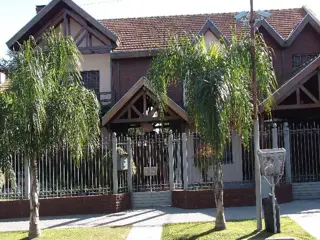 RESIDENCIA EN EXCELENTE UBICACION Y ESTADO IMPECABLE CONSTRUCCION. foto 3