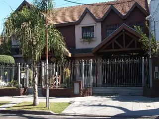 RESIDENCIA EN EXCELENTE UBICACION Y ESTADO IMPECABLE CONSTRUCCION. foto 4