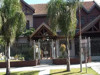 RESIDENCIA EN EXCELENTE UBICACION Y ESTADO IMPECABLE CONSTRUCCION. foto 5