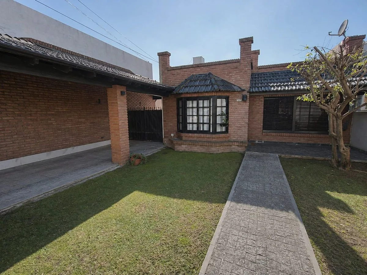 CASA 4 AMBIENTES VENTA VILLA LUZURIAGA PATIO foto 3