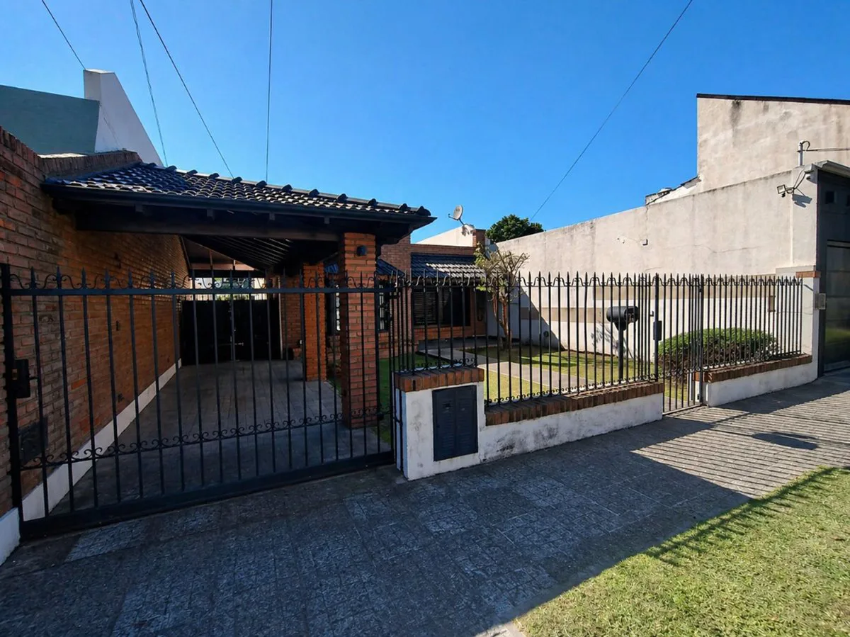 CASA 4 AMBIENTES VENTA VILLA LUZURIAGA PATIO foto 5