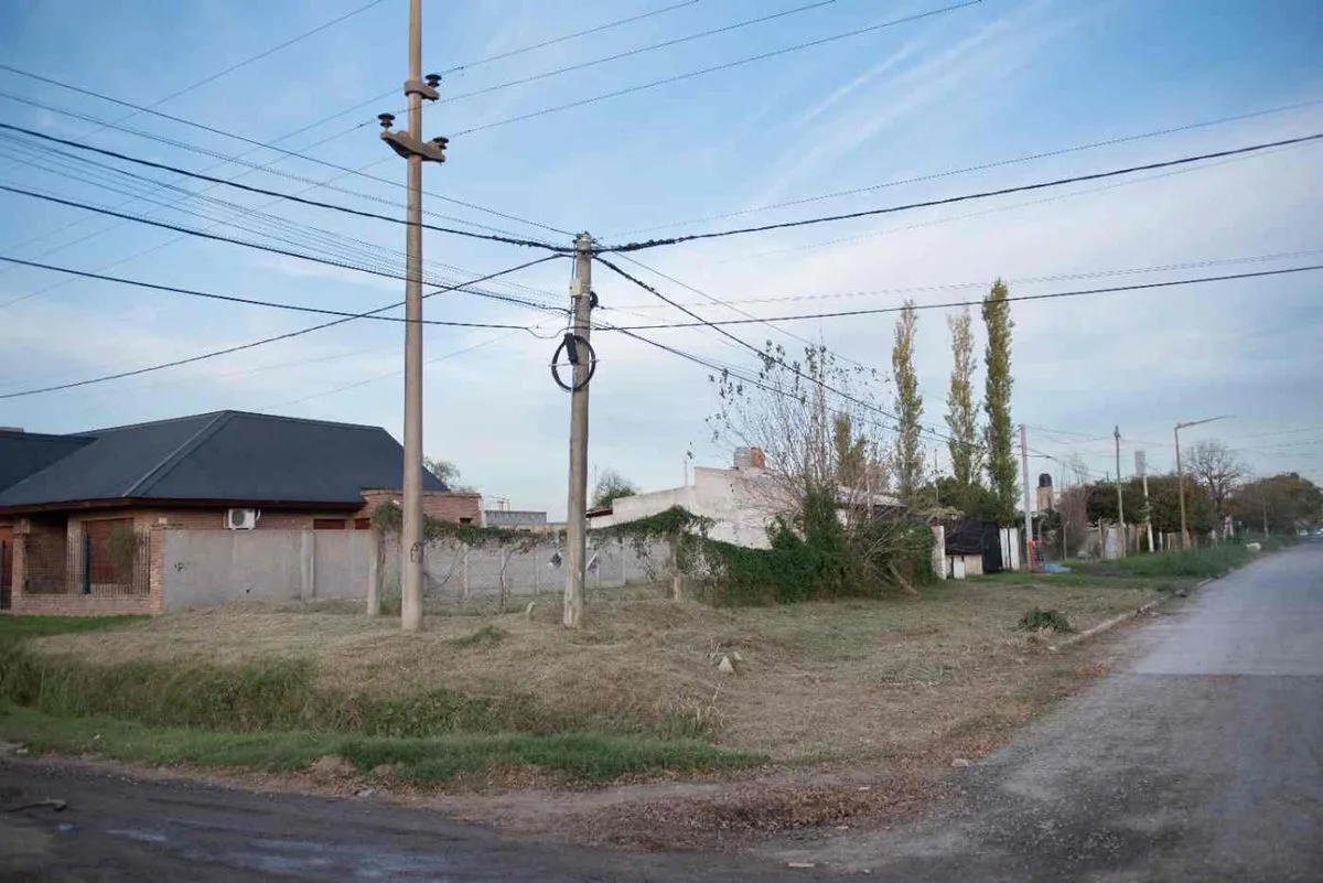 SE VENDE TERRENO EN ESQUINA: B° MALV. ARGENTINAS foto 3