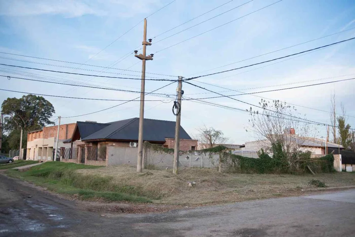 SE VENDE TERRENO EN ESQUINA: B° MALV. ARGENTINAS foto 4