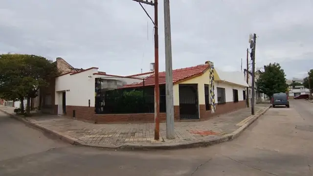 VENTA CASA 3 DORMIS Y COCHERA EN BARRIO INDUSTRIAL