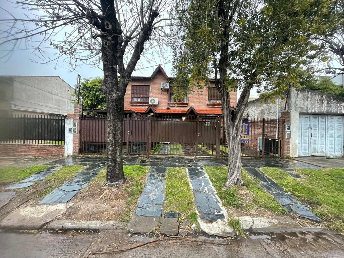 DUPLEX 4 AMB CASTELAR ACEPTA PERMUTA DEPTO CABA foto 3