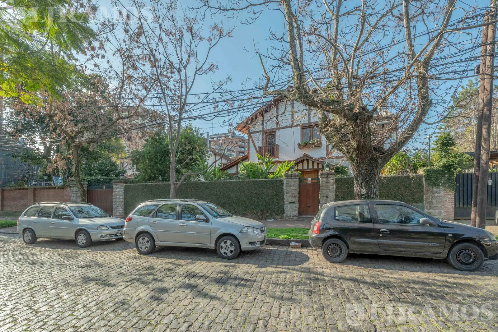 IMPECABLE CASA ESTILO INGLES EN EL EXCLUSIVO BARRIO PARQUE AGUIRRE foto 2