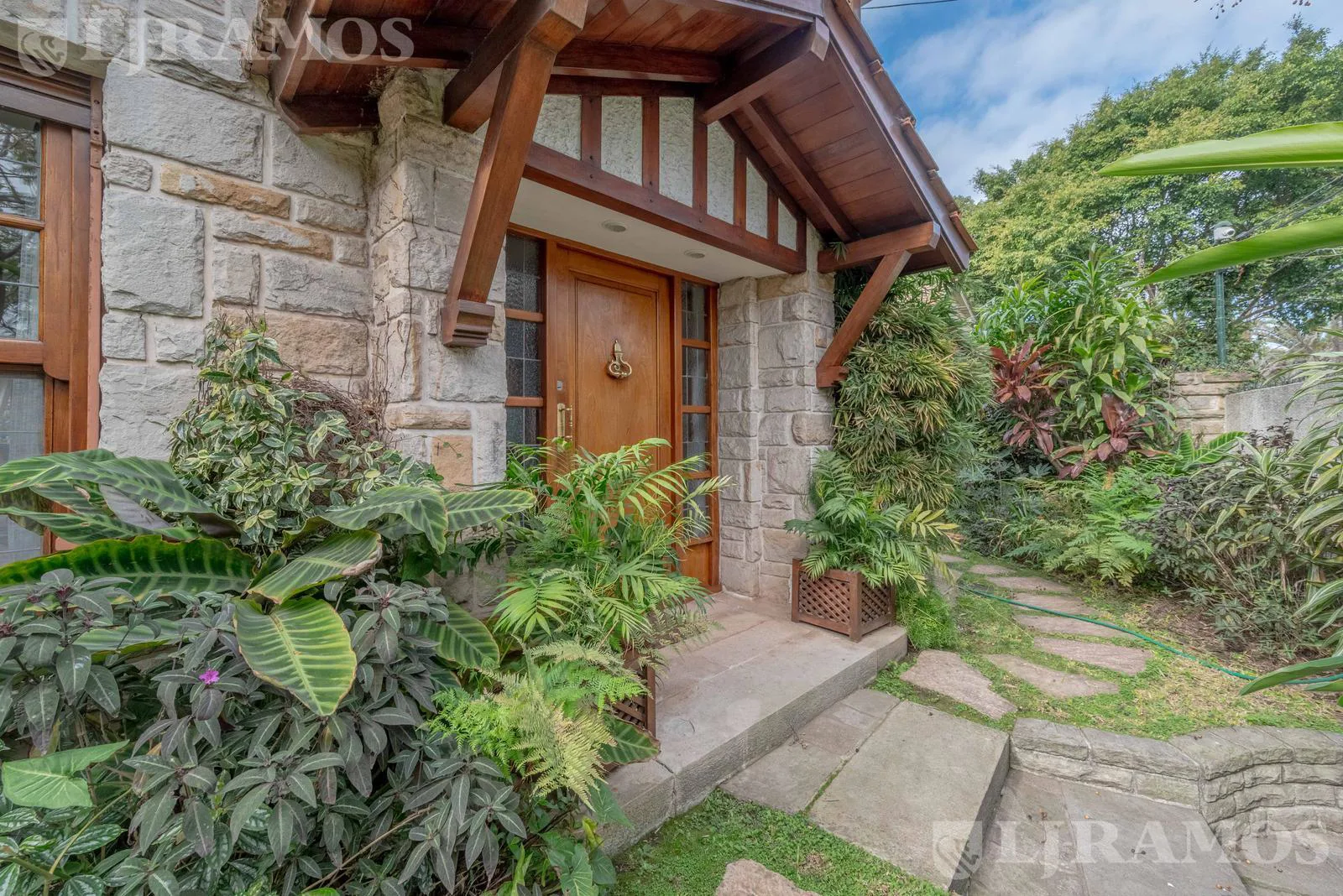 IMPECABLE CASA ESTILO INGLES EN EL EXCLUSIVO BARRIO PARQUE AGUIRRE foto 3