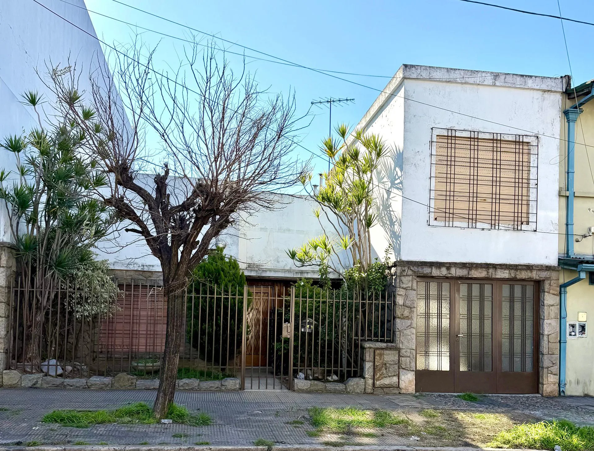 CASA EN VENTA A RECICLAR LOTE PROPIO EN HAEDO foto 2