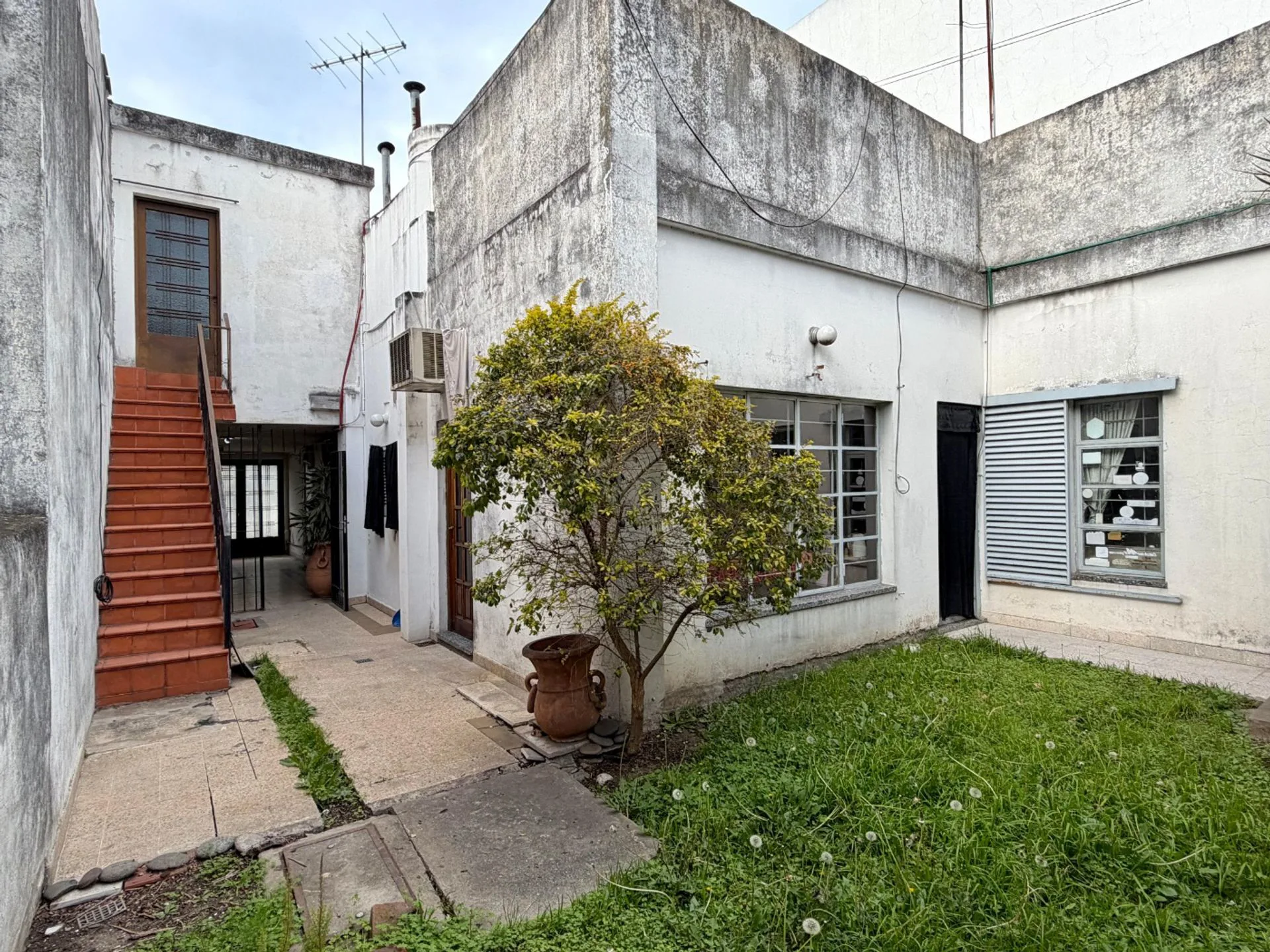 CASA EN VENTA A RECICLAR LOTE PROPIO EN HAEDO foto 4