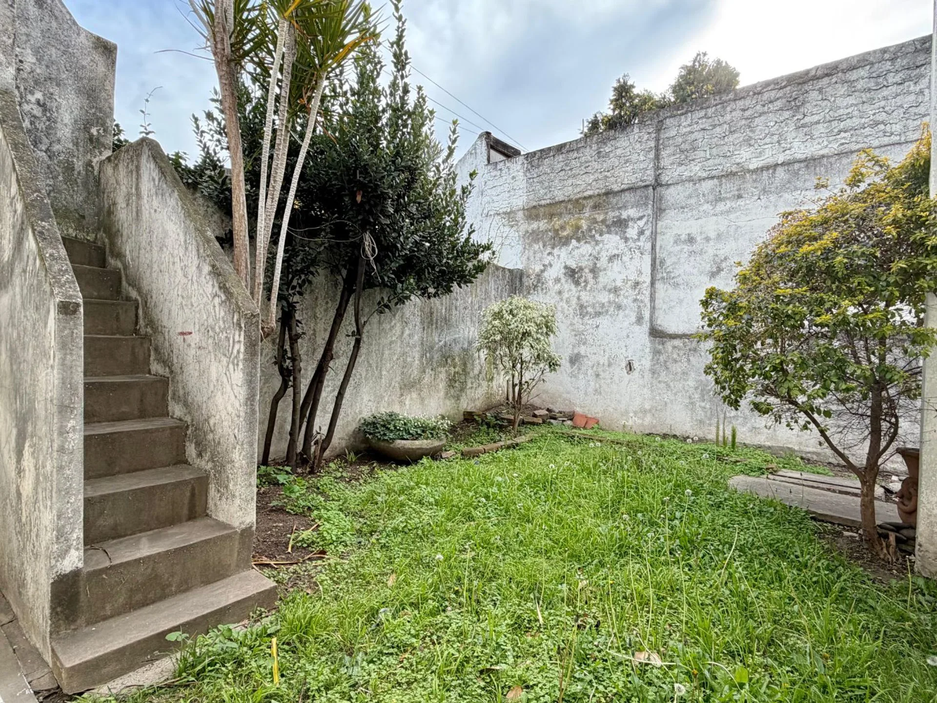 CASA EN VENTA A RECICLAR LOTE PROPIO EN HAEDO foto 5