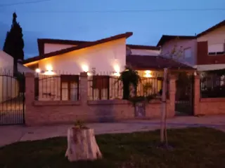 VENTA HERMOSA CASA BOULEVARD ITUZAINGO (VIEDMA) foto 3