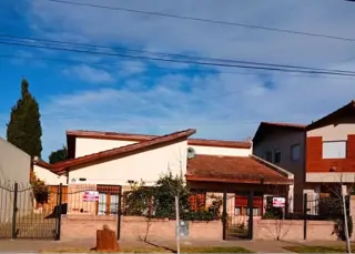 VENTA HERMOSA CASA BOULEVARD ITUZAINGO (VIEDMA) foto 4