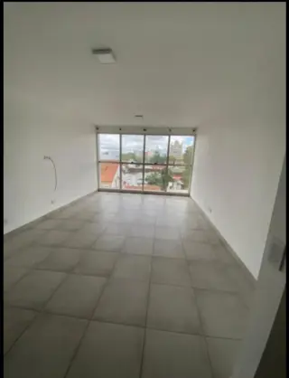 VENTA DE IMPECABLE MONOAMBIENTE CON COCHERA - INMEJORABLE UBICACIÓN. MONTE GRANDE PLENO CENTRO foto 3