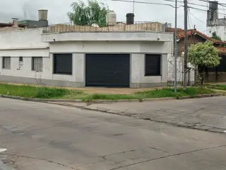 Excelente local en esquina foto 1