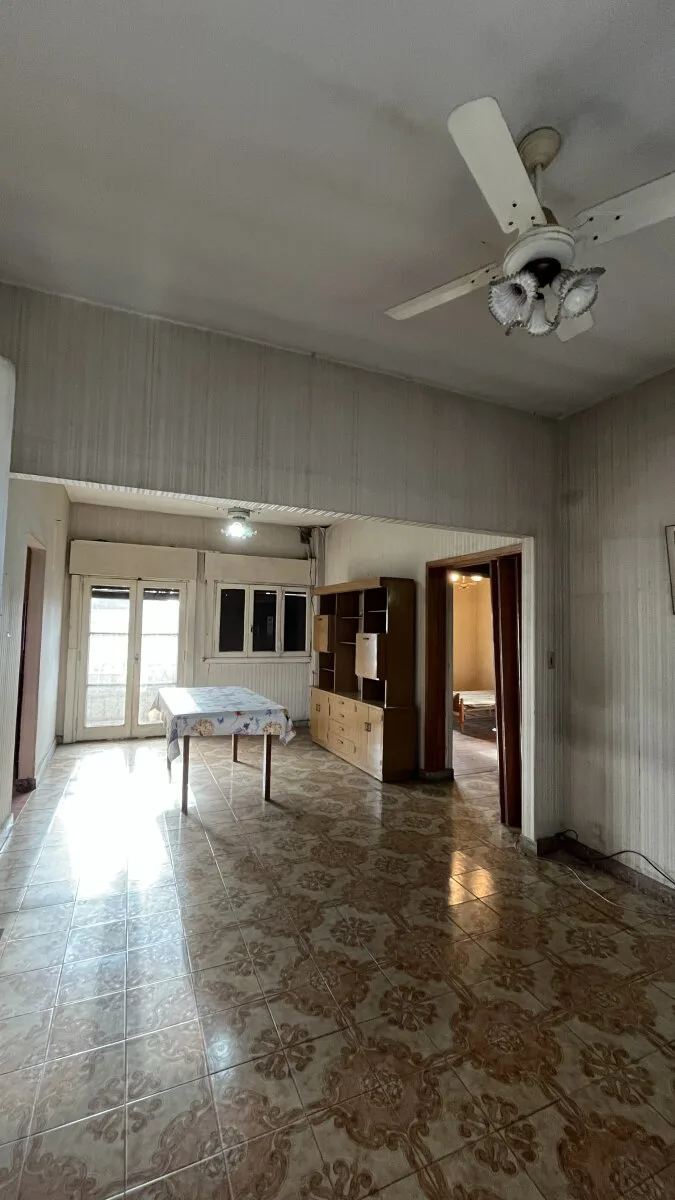 Venta Casa 3 ambientes con fondo libre + Locales en San Justo.Apto Crédito