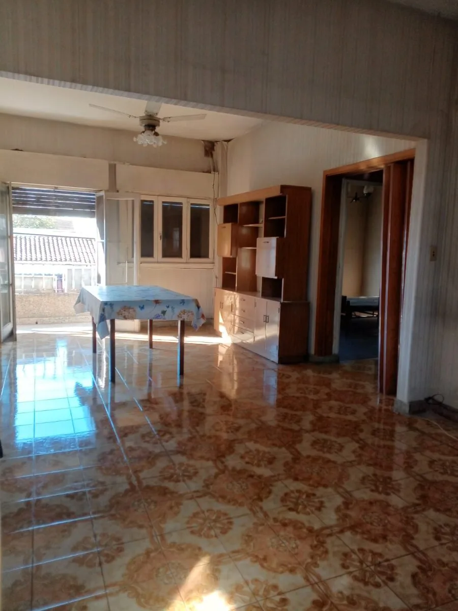 Venta Casa 3 ambientes con fondo libre + Locales en San Justo.Apto Crédito foto 2