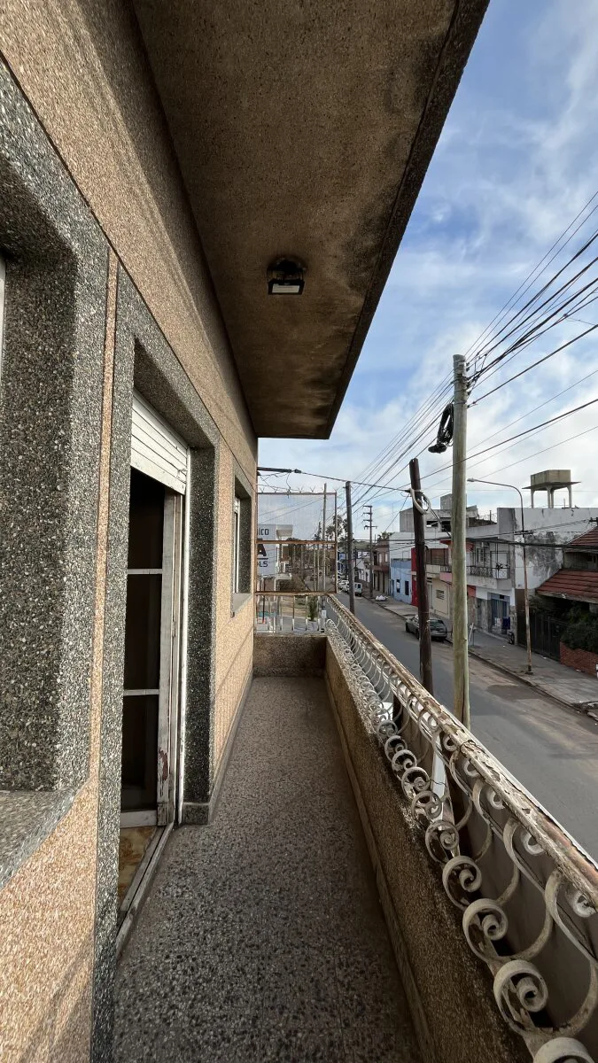 Venta Casa 3 ambientes con fondo libre + Locales en San Justo.Apto Crédito foto 3