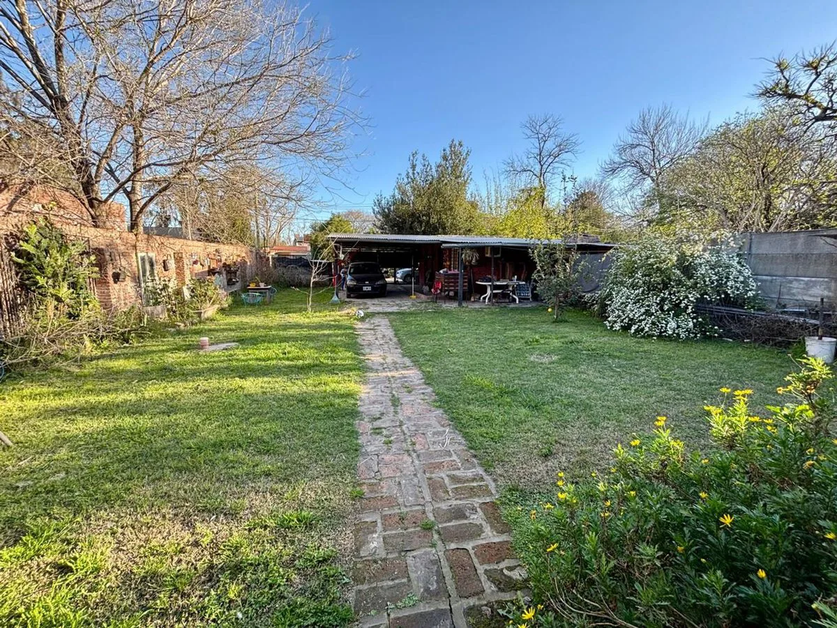 VENTA CASA A RECICLAR CON GRAN TERRENO EN FUNES foto 2