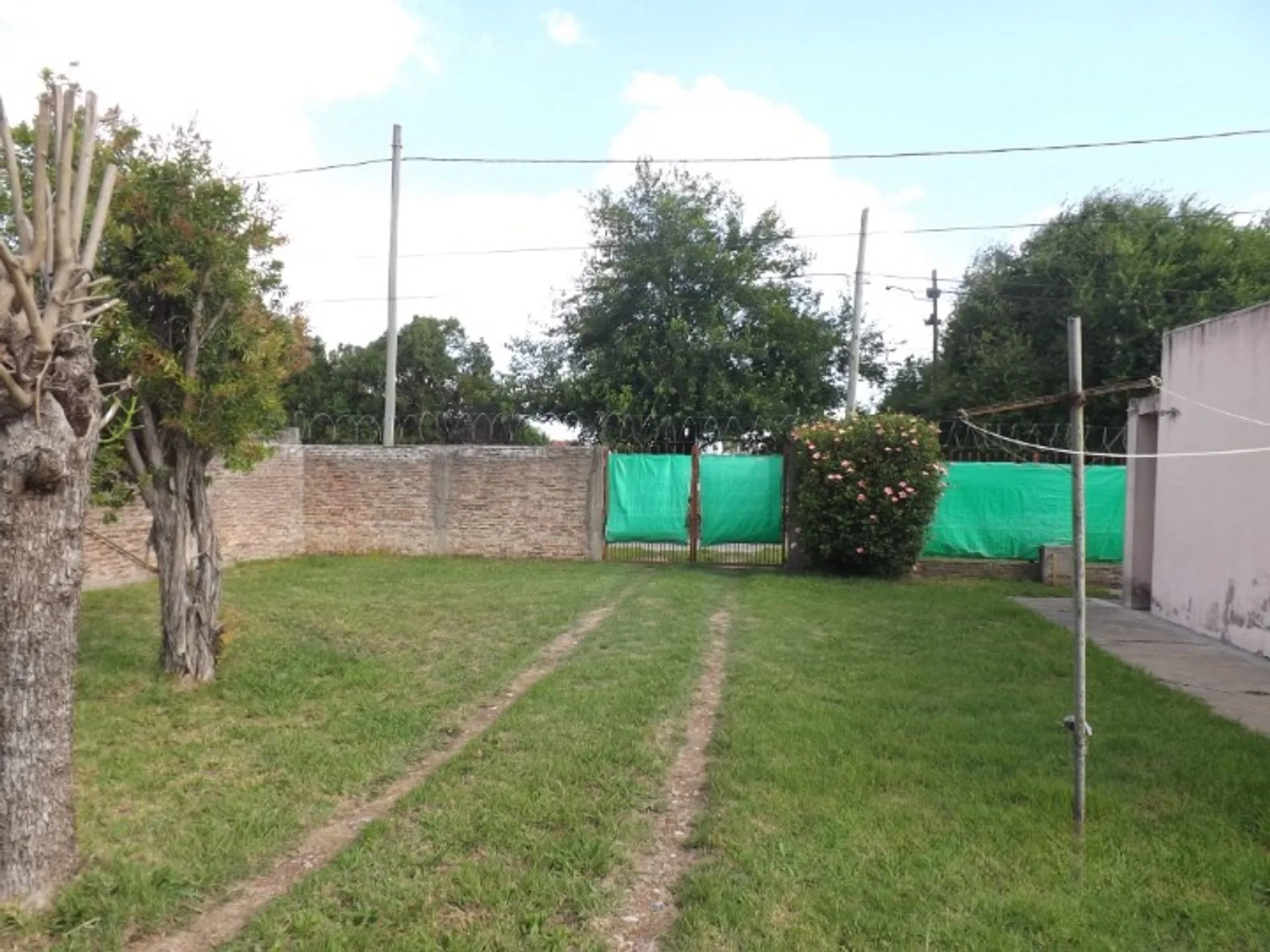 VENTA CASA 4 AMBIENTES EN LONGCHAMPS CON LOTE foto 2