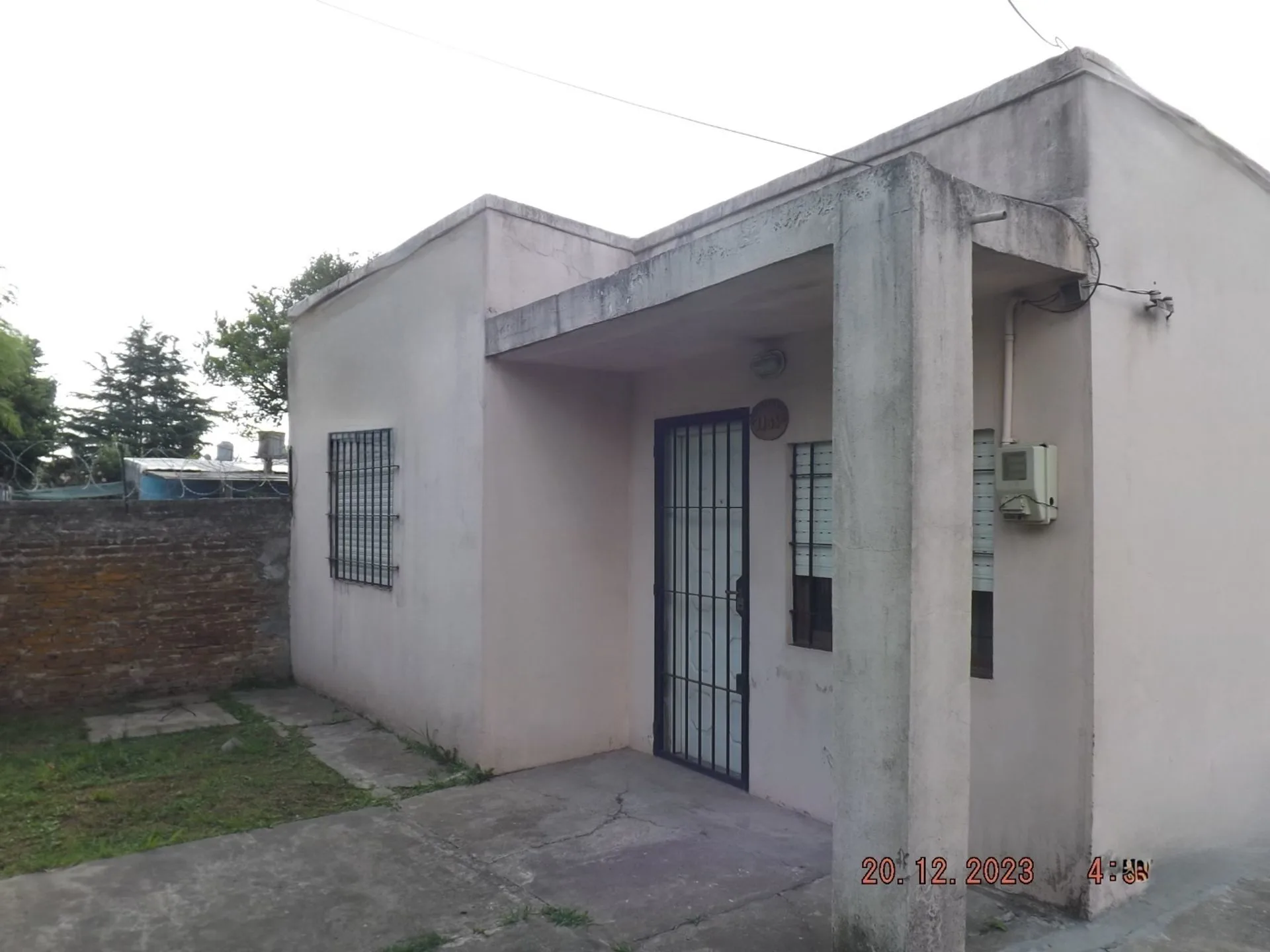 VENTA CASA 4 AMBIENTES EN LONGCHAMPS CON LOTE foto 3