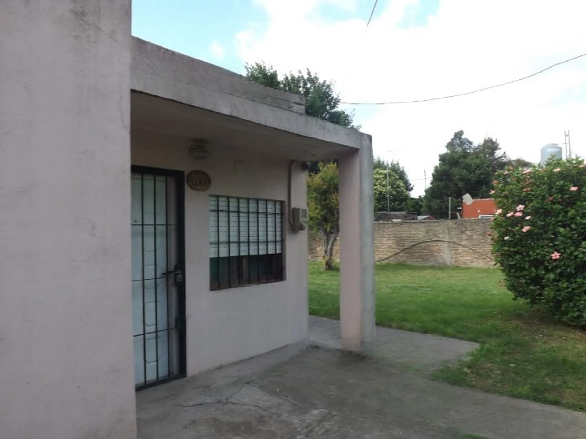 VENTA CASA 4 AMBIENTES EN LONGCHAMPS CON LOTE foto 4