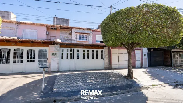 VENTA CASA DUPLEX - 4 DORM Y COCHERA - SAN NICOLAS