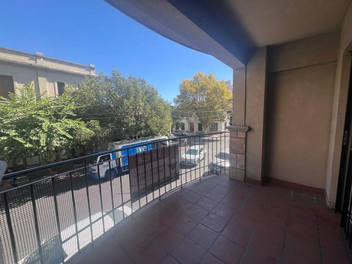 VENTA DEPTO ZONA CENTRO 2 DORM COCHERA Y BALCÓN foto 3