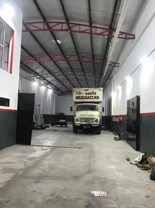 ALQUILER - EXCELENTE GALPON CON OFICNA y VESTUARIO - A METROS DE AVENIDA CROVARA foto 5