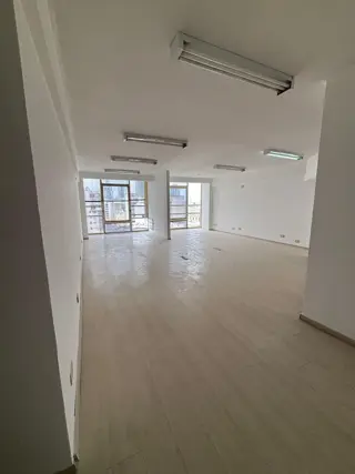 Alquiler Moderna Oficina con excelente ilumunación, cocina y baño privado, Monserrat. foto 2