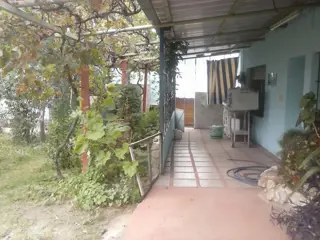EXCELENTE CASA DE 3 AMBIENTES MAS DPTO DE 1 AMBIENTE A POCAS CUADRAS DE LA TECHADA DE CAPILLA DEL MONTE SOBRE LOTE DE 700 METROS foto 1