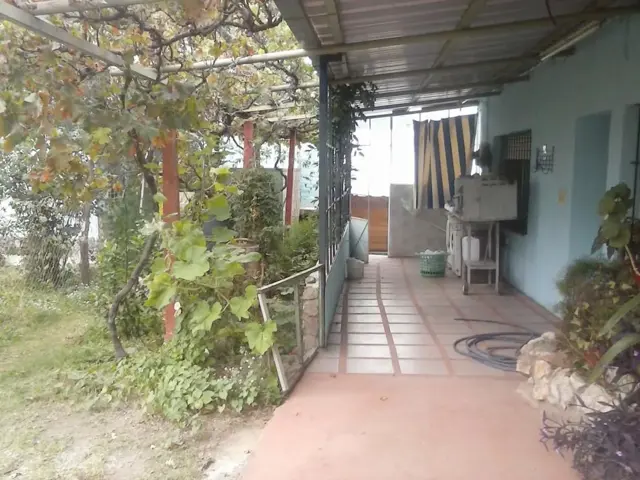 EXCELENTE CASA DE 3 AMBIENTES MAS DPTO DE 1 AMBIENTE A POCAS CUADRAS DE LA TECHADA DE CAPILLA DEL MONTE SOBRE LOTE DE 700 METROS