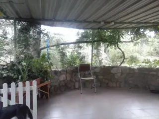 EXCELENTE CASA DE 3 AMBIENTES MAS DPTO DE 1 AMBIENTE A POCAS CUADRAS DE LA TECHADA DE CAPILLA DEL MONTE SOBRE LOTE DE 700 METROS foto 3