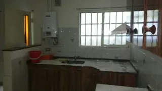 Oportunidad casa muy amplia a refaccionar 3 dorm. foto 2