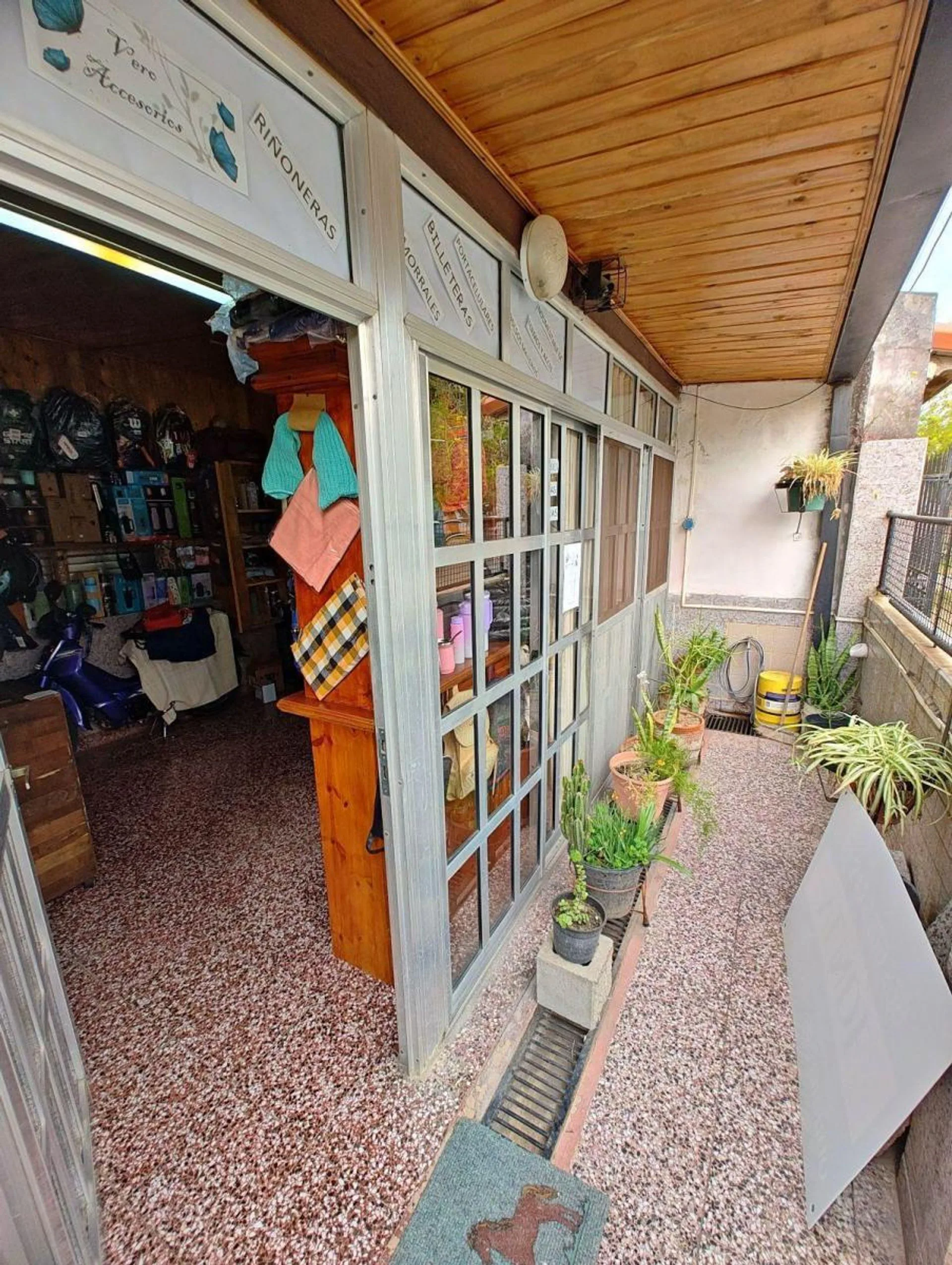 SE VENDE CASA 2 DORM + PATIO, A MTROS DE A.GALICIA