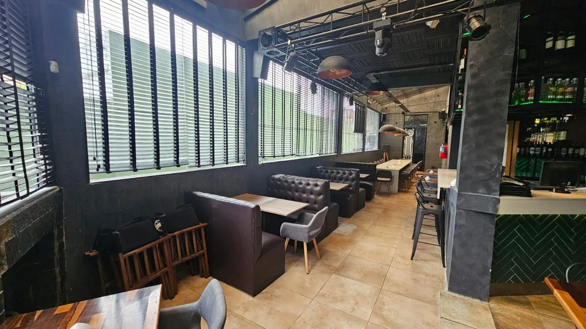VENTA LOCAL + 22 COCHERAS + DEPTO  VILLA BALLESTER foto 4