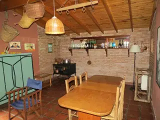 Importante Chalet con gran lote parquizado en zona recidencial foto 3