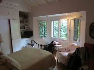 Importante Chalet con gran lote parquizado en zona recidencial foto 5