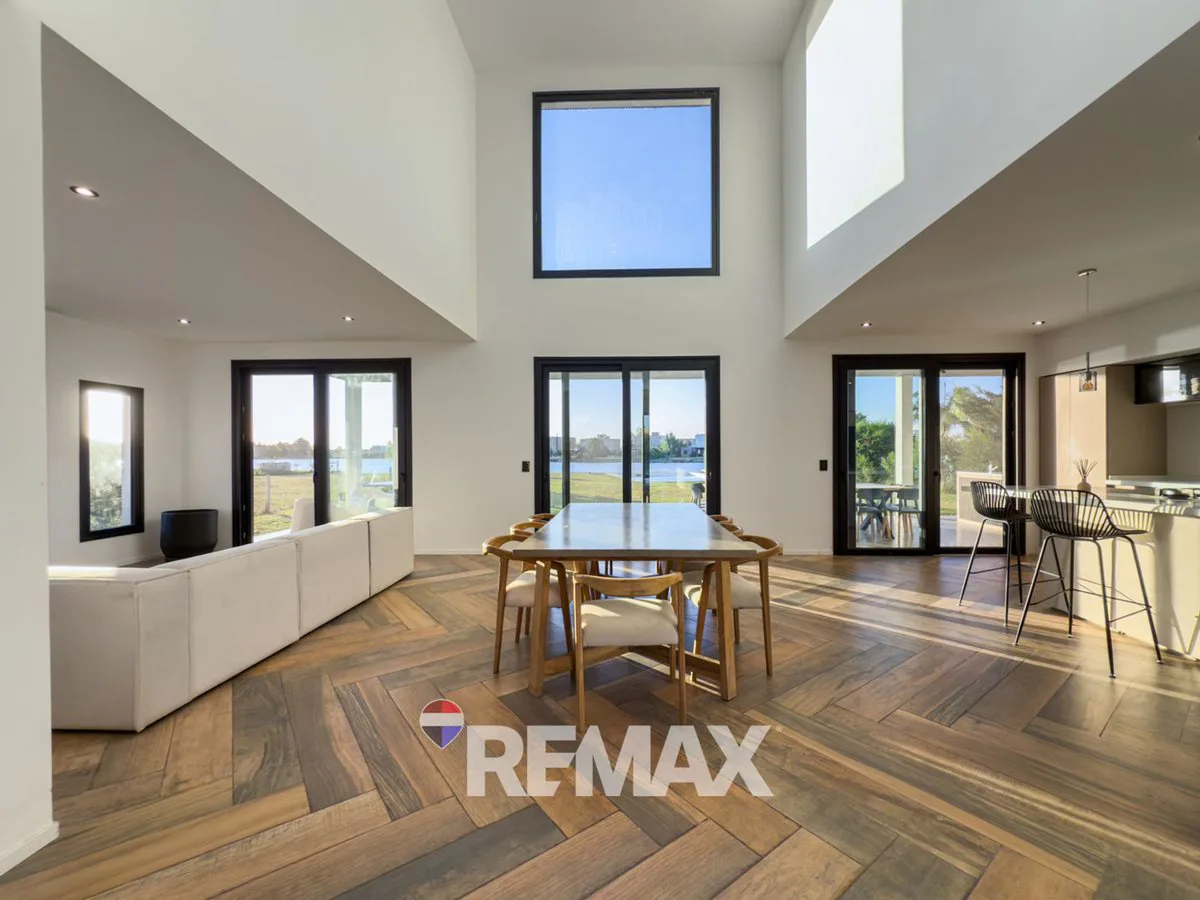 CASA EN VENTA CRUZ DEL SUR 5 AMBIENTES A LA LAGUNA foto 2