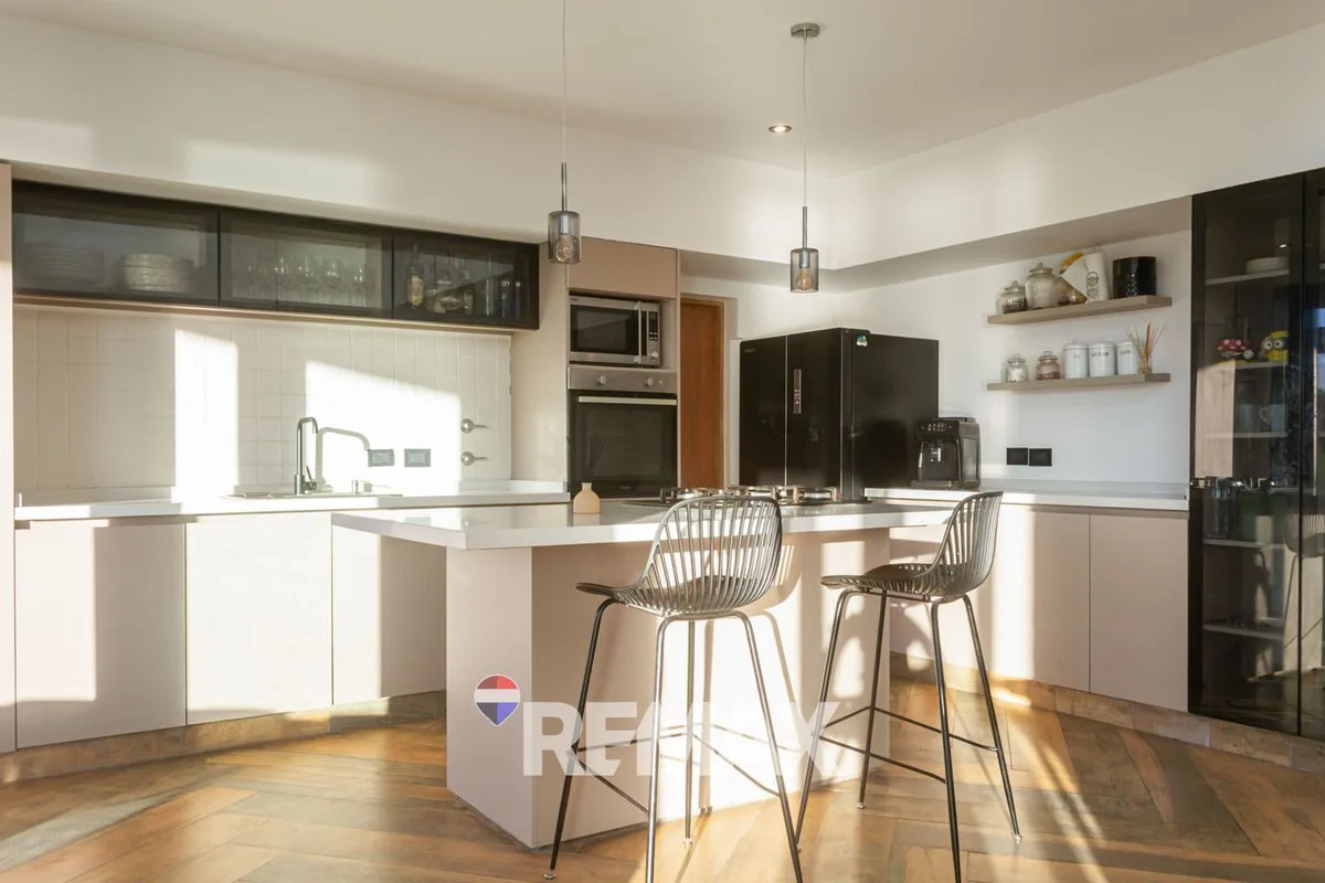 CASA EN VENTA CRUZ DEL SUR 5 AMBIENTES A LA LAGUNA foto 3