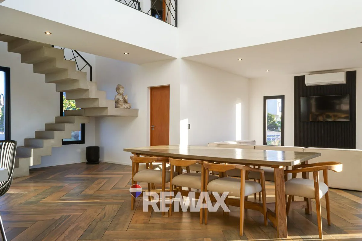 CASA EN VENTA CRUZ DEL SUR 5 AMBIENTES A LA LAGUNA foto 4