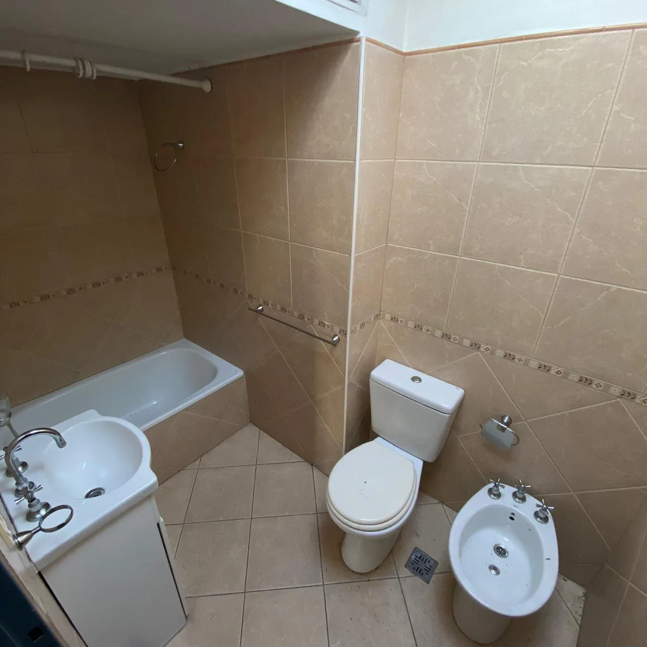 Castelar zona Mc Donal`s. Departamento 2 ambientes foto 5