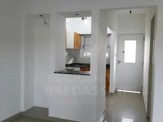 BURZACO: VENTA DE 2 DPTOS ,2 AMBIENTES COMODOS, LUMINOSOS, CON COCHERA Y PATIO ( VENTA EN BLOQUE ) foto 5